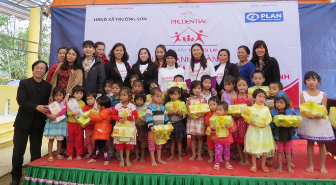 Niềm vui của cô trò điểm Trường Mầm non Liên Thượng tại lớp học mới. (Ảnh: Võ Dung/TTXVN) Khánh thành điểm trường Mầm non mới giữa đại ngàn Trường Sơn ảnh 2