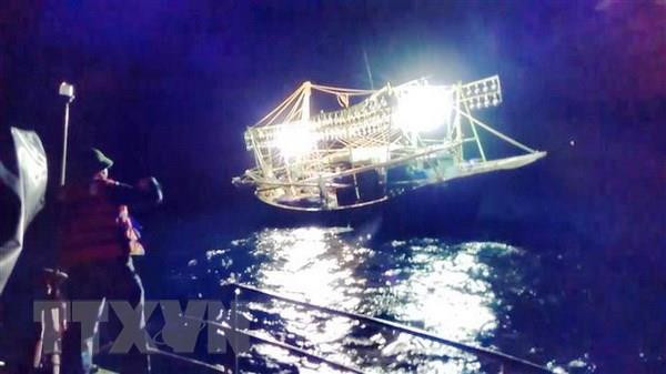 Quảng Trị: Cứu sống toàn bộ 9 ngư dân trong vụ cháy tàu cá ảnh 1