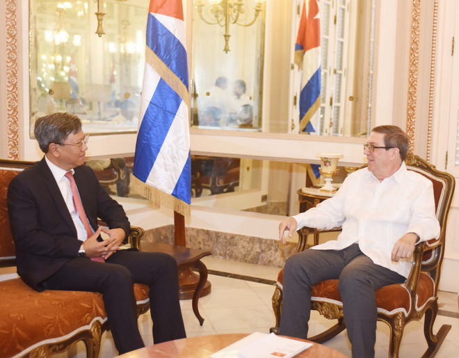 Bộ trưởng Ngoại giao Cuba Bruno Rodríguez Parrilla tiếp Đại sứ Việt Nam tại Cuba Lê Quang Long. (Ảnh: Việt Hùng/TTXVN) ttxvn_Bruno Rodríguez Parrilla le quang long (2).jpg
