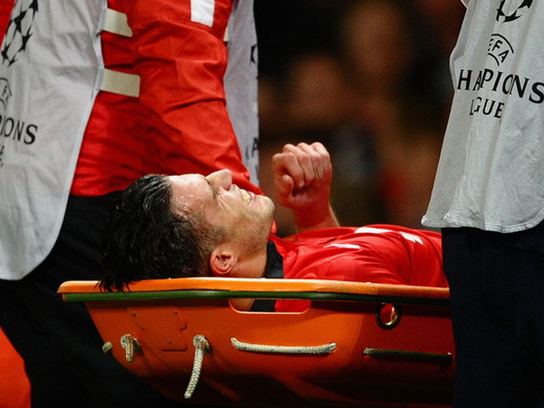 Cú sốc cho M.U: Robin van Persie nghỉ thi đấu 6 tuần ảnh 1