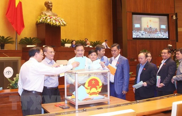 Đại biểu Quốc hội bỏ phiếu tín nhiệm. (Ảnh: Lâm Khánh/TTXVN) Quy định về việc lấy phiếu tín nhiệm: Nâng cao trách nhiệm từ ba phía ảnh 1