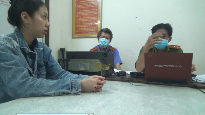 Đối tượng Nguyễn Võ Quỳnh Trang tại cơ quan công an. (Nguồn: thanhnien.vn) TP.HCM: Khởi tố đối tượng dùng cây gỗ đánh tử vong bé gái 8 tuổi ảnh 1