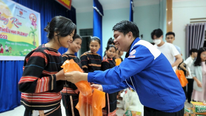 Tinh thần vượt khó của cậu bé mất cha từng nương nhờ cửa chùa ảnh 2