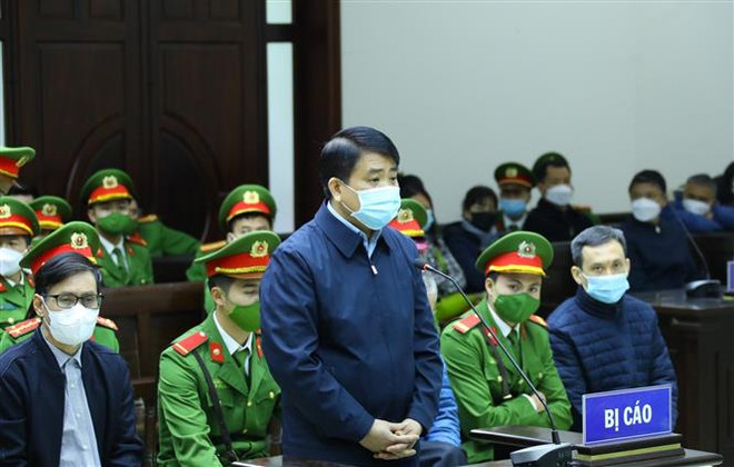 Cựu Chủ tịch UBND thành phố Hà Nội Nguyễn Đức Chung khai báo trước tòa. (Ảnh: TTXVN) Hành trình để Nhật Cường trúng thầu: Nhiều lời khai mâu thuẫn ảnh 2