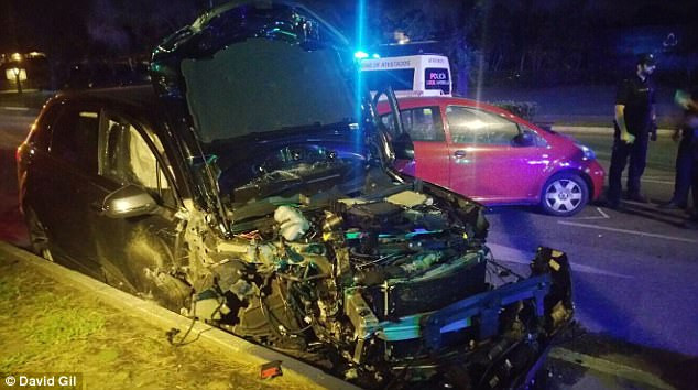 Kinh hoàng ôtô lao vào đám đông, lái xe lẩn trốn bất thành ảnh 1