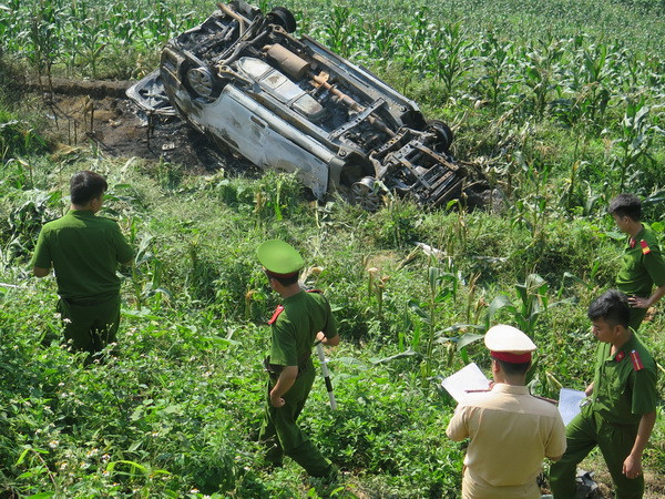 Lào Cai: Xe Innova mất lái, lao xuống vực sâu rồi bốc cháy ảnh 1