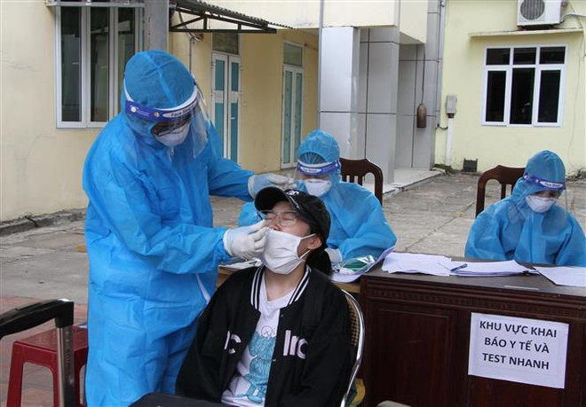 Xét nghiệm COVID-19 tại Nghệ An. (Ảnh minh họa: Văn Tý/TTXVN) Số ca dương tính với SARS-CoV-2 tại Nghệ An tăng cao ảnh 1