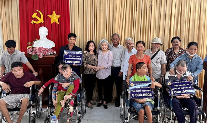Sóc Trăng: Hỗ trợ sinh kế, tặng xe lăn cho nạn nhân chất độc da cam ảnh 1