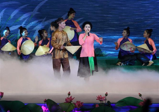 Trình diễn Dân ca Ví, Giặm Nghệ Tĩnh trên sân khấu Hà Tĩnh. (Ảnh: Thanh Tùng/TTXVN) Ngôn ngữ cổ trong các làn điệu Dân ca Ví, Giặm Nghệ Tĩnh ảnh 1
