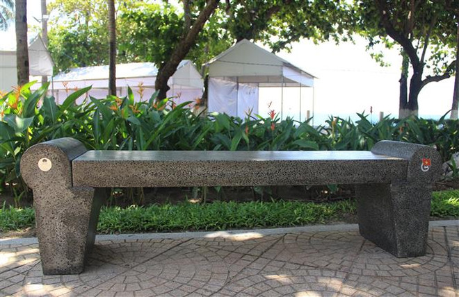 Khánh Hòa: Người biến rác thải nhựa thành ghế đá, gạch lát đường ảnh 2