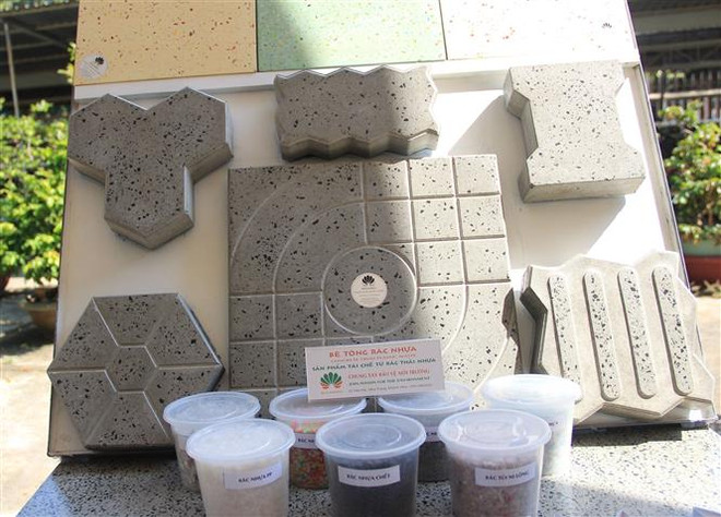 Khánh Hòa: Người biến rác thải nhựa thành ghế đá, gạch lát đường ảnh 3