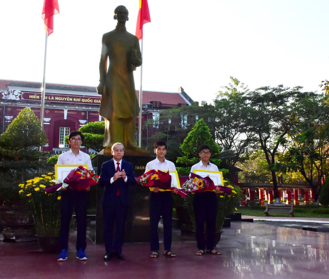 Cặp sinh đôi và bí quyết cùng đoạt giải nhất Vật lý quốc gia ảnh 1