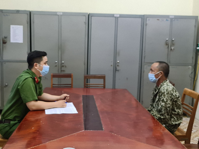 Đối tượng Đào Xuân Phúc tại cơ quan công an. (Ảnh: TTXVN phát) Tuyên Quang: Bắt đối tượng bị truy nã sau gần 30 năm bỏ trốn ảnh 1