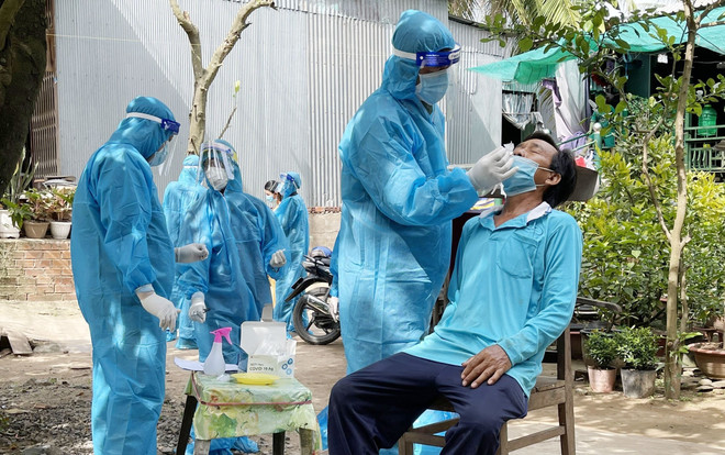 Lực lượng y tế lấy mẫu xét nghiệm cho người dân. (Ảnh: Thanh Sang/TTXVN) An Giang phong tỏa nhiều khu vực tại huyện Phú Tân để dập dịch ảnh 1