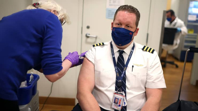 Hãng hàng không United Airlines yêu cầu nhân viên ở Mỹ tiêm vaccine ảnh 1