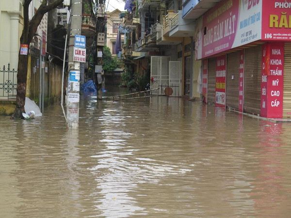 Hải Dương: Nhiều điểm cứ mưa là ngập, dân phải dùng bao cát chặn cửa ảnh 1