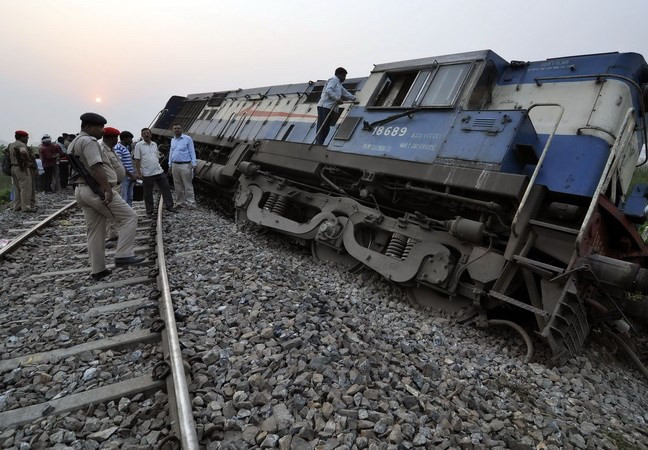 Ấn Độ: 12 toa của đoàn tàu cao tốc bị trật bánh ở bang Kerala ảnh 1