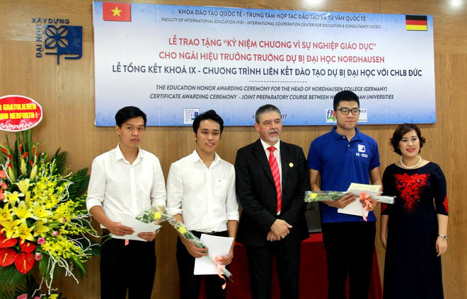 Đại học Xây dựng tặng Kỷ niệm chương cho giáo sư Herfurth Lutz ảnh 2