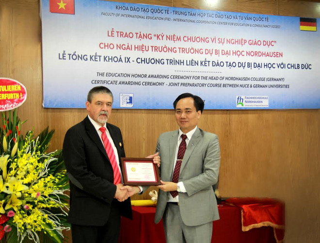 Đại học Xây dựng tặng Kỷ niệm chương cho giáo sư Herfurth Lutz ảnh 1