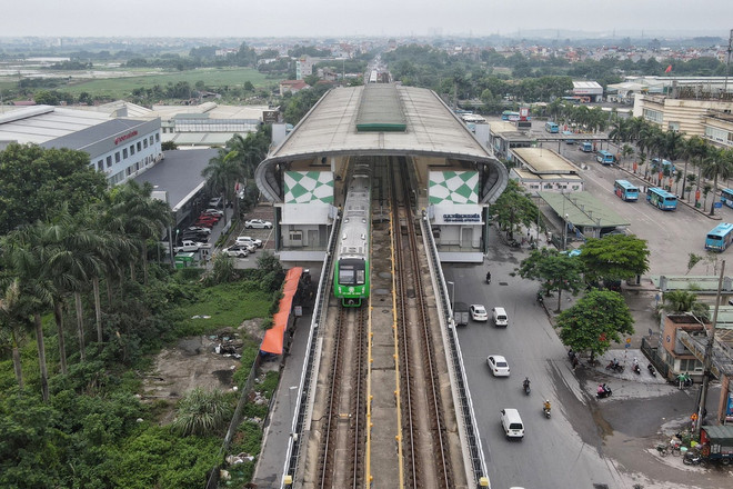 Đường sắt đô thị Cát Linh-Hà Đông đã thay đổi thói quen đi lại của người dân thành phố Hà Nội. (Ảnh: PV/Vietnam+) vnp_tau cat linh.jpg
