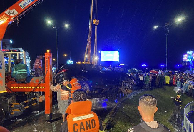 Lâm Đồng: Ôtô lao xuống hồ Xuân Hương, 2 người thiệt mạng ảnh 1