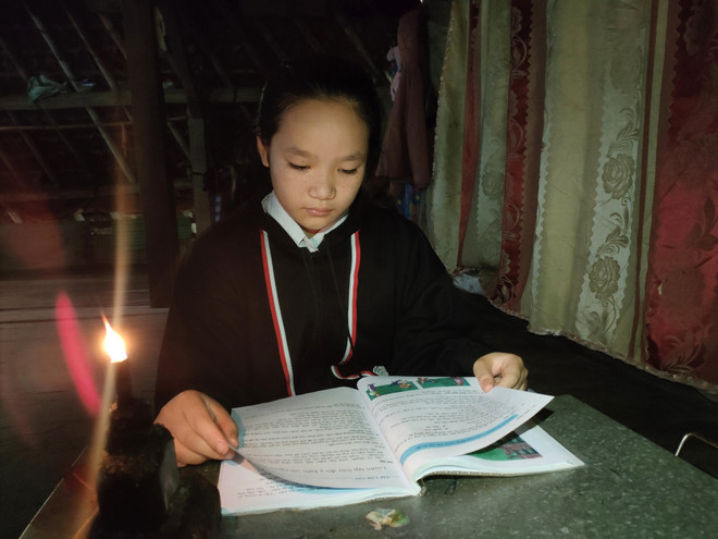 Sau 3 năm xã đạt chuẩn nông thôn mới, người dân vẫn phải dùng đèn dầu ảnh 1