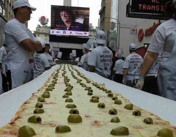 Các đầu bếp làm chiếc bánh pizza dài 60m để gây quỹ từ thiện ảnh 1