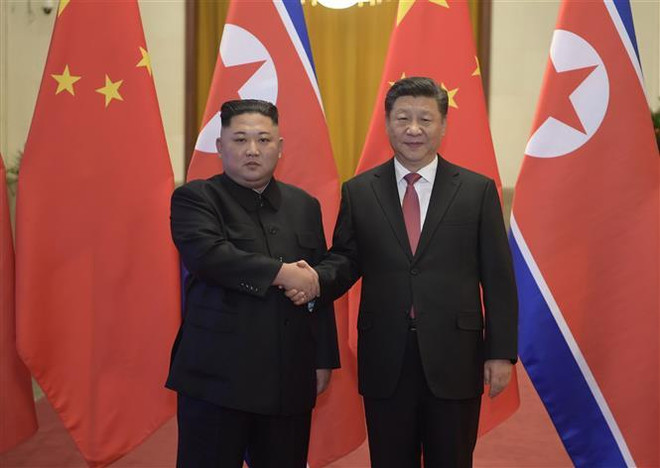 Tổng Bí thư, Chủ tịch Trung Quốc Tập Cận Bình (phải) và nhà lãnh đạo Triều Tiên Kim Jong-un. (Ảnh: Yonhap/ TTXVN) Trung Quốc cam kết hợp tác chặt chẽ trong vấn đề Bán đảo Triều Tiên ảnh 1