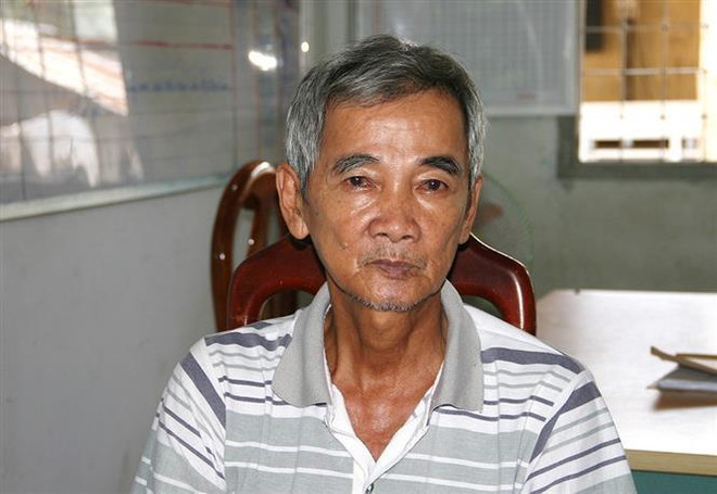 Đối tượng Trần Văn Nghe tại cơ quan điều tra. (Ảnh: Công Mạo/TTXVN) An Giang: Điều tra vụ đối tượng 69 tuổi xâm hại bé gái 8 tuổi ảnh 1