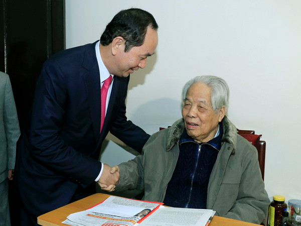 Chủ tịch nước Trần Đại Quang chúc thọ nguyên Tổng Bí thư Đỗ Mười ảnh 1