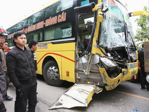 Tai nạn liên hoàn gây ùn tắc giao thông trên Quốc lộ 18A ảnh 1