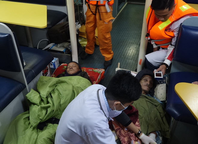 Kịp thời đưa 2 bệnh nhân bị tai biến nguy hiểm từ Cù Lao Chàm về bờ ảnh 1
