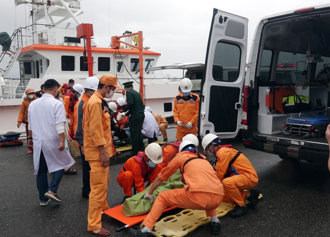 Kịp thời đưa 2 bệnh nhân bị tai biến nguy hiểm từ Cù Lao Chàm về bờ ảnh 2