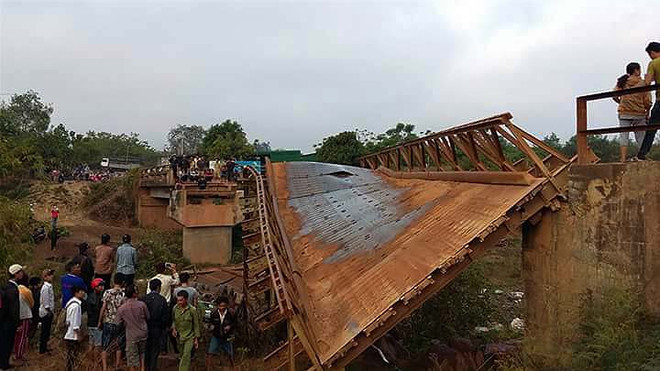 Lâm Đồng: Qua cầu xuống cấp, một em nhỏ rơi xuống sông mất tích ảnh 1