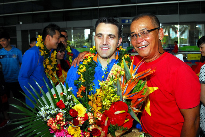 Đội tuyển Futsal Việt Nam được người hâm mộ chào đón nồng nhiệt ảnh 2