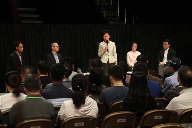 Trưởng đặc khu Hong Kong tiến hành cuộc đối thoại cộng đồng đầu tiên ảnh 1