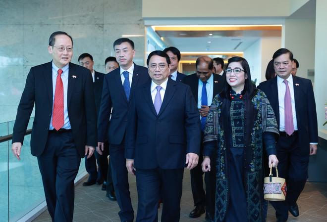 Cán bộ, nhân viên Đại sứ quán và cộng đồng người Việt Nam đón Thủ tướng Phạm Minh Chính và Phu nhân tại sân bay Changi. (Ảnh: Dương Giang/TTXVN) Thủ tướng Phạm Minh Chính bắt đầu thăm chính thức Cộng hòa Singapore ảnh 2