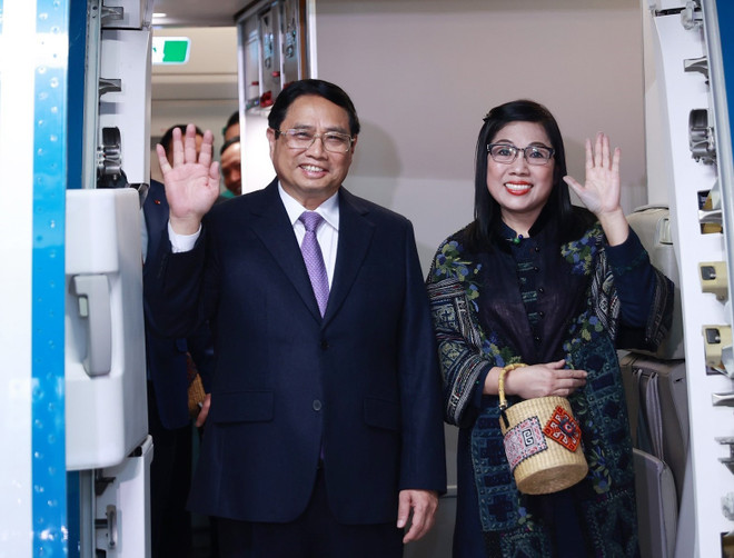 Thủ tướng Phạm Minh Chính và Phu nhân đến Singapore. (Ảnh: Dương Giang/TTXVN) Thủ tướng Phạm Minh Chính bắt đầu thăm chính thức Cộng hòa Singapore ảnh 1