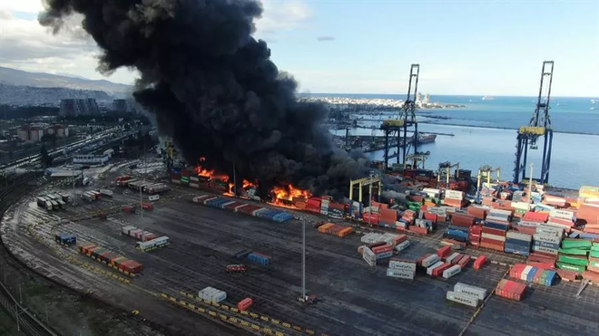 Hỏa hoạn cảng quốc tế Iskenderun kéo dài sang ngày thứ hai ảnh 1