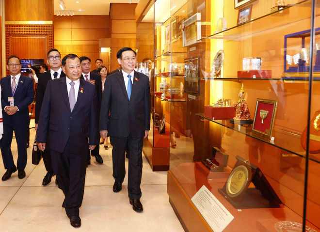 Chủ tịch Quốc hội đón, hội đàm với Chủ tịch Thượng viện Campuchia ảnh 3