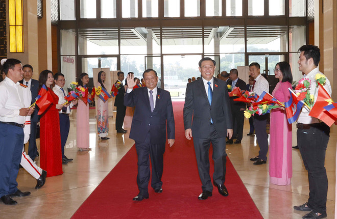 Chủ tịch Quốc hội đón, hội đàm với Chủ tịch Thượng viện Campuchia ảnh 1