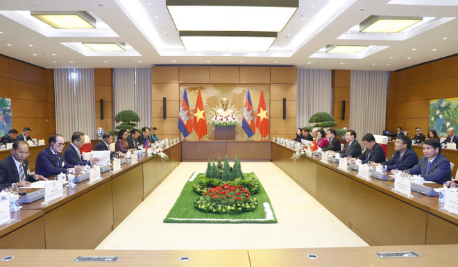 Chủ tịch Quốc hội đón, hội đàm với Chủ tịch Thượng viện Campuchia ảnh 2