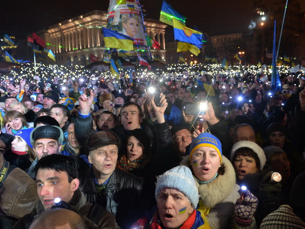 Khoảng 200.000 người tập trung tại Kiev ủng hộ hội nhập EU. (Nguồn: AFP/TTXVN) Phe đối lập Ukraine kêu gọi trừng phạt thành viên chính phủ ảnh 1