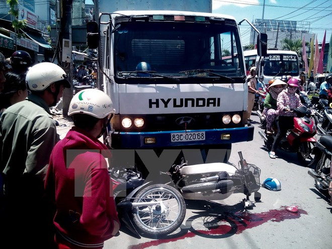 Xe máy va chạm với ôtô tải làm hai người tử vọng tại chỗ ảnh 1