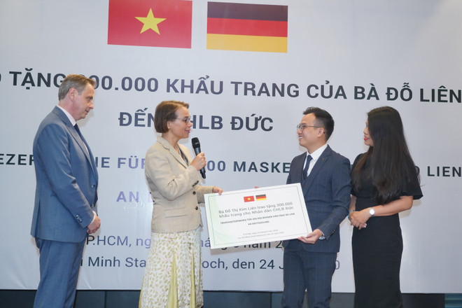 Trao tặng 300.000 khẩu trang cho người dân Đức chống dịch COVID-19 ảnh 1