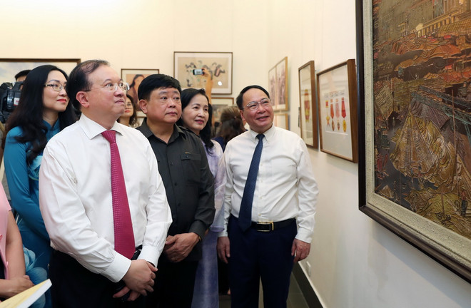 Thứ trưởng Bộ Văn hoá, Thể thao và Du lịch Tạ Quang Đông và các đại biểu tham quan triển lãm. (Ảnh: Quốc Khánh/TTXVN) ttxvn trien lam.jpg