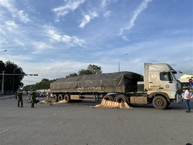 Bình Dương: Va chạm giữa xe đầu kéo và xe máy khiến 4 người tử vong ảnh 1