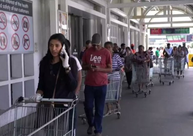Người dân Nam Phi xếp hàng tại một trung tâm mua sắm. (Nguồn: africanews.com) Lạm phát tại Nam Phi tăng lên mức cao nhất trong hơn 10 năm ảnh 1