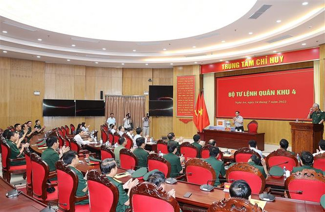 Thủ tướng Phạm Minh Chính thăm Bộ Tư lệnh Quân khu 4. (Ảnh: Dương Giang/TTXVN) "Quân khu 4 là nơi thể hiện tình cảm với những người đã khuất" ảnh 3