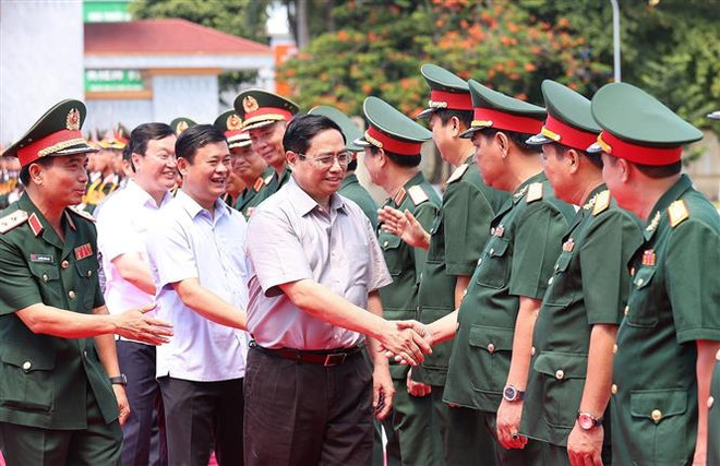 Thủ tướng Phạm Minh Chính với cán bộ, chỉ huy Bộ Tư lệnh Quân khu 4. (Ảnh: Dương Giang/TTXVN) "Quân khu 4 là nơi thể hiện tình cảm với những người đã khuất" ảnh 1